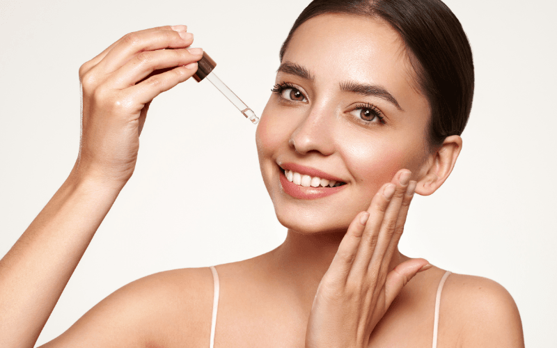 sau khi bôi serum thì không cần rửa mặt, việc rửa mặt sau khi bôi serum sẽ khiến dưỡng chất bị rửa trôi, làm giảm hiệu quả