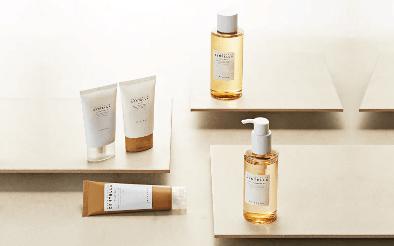 Skin1004 là thương hiệu mỹ phẩm Hàn Quốc nổi bật với thành phần chính là rau má Madagascar tinh khiết