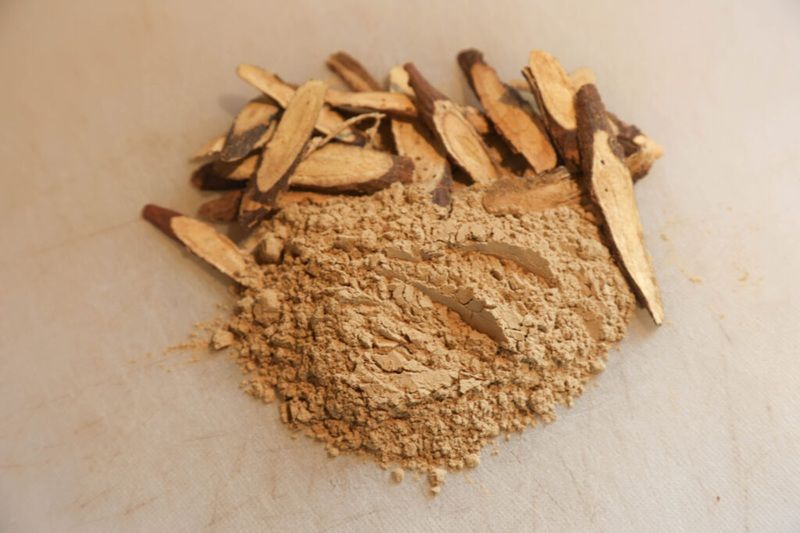 Bột cam thảo được xem là “bí quyết” làm sáng da tự nhiên nhờ sự kết hợp của hai hoạt chất quý là glabridin và liquiritin