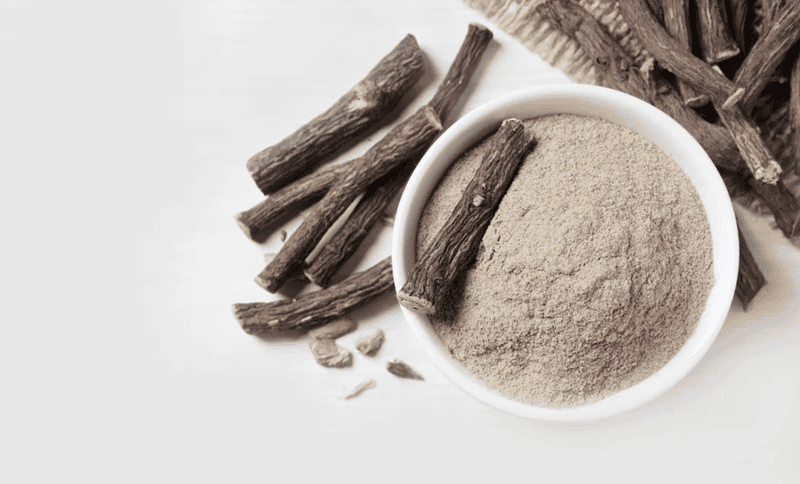 Các thành phần tự nhiên có trong cam thảo hoạt động như một chất giữ ẩm nhẹ, giúp da hấp thụ và duy trì lượng nước cần thiết