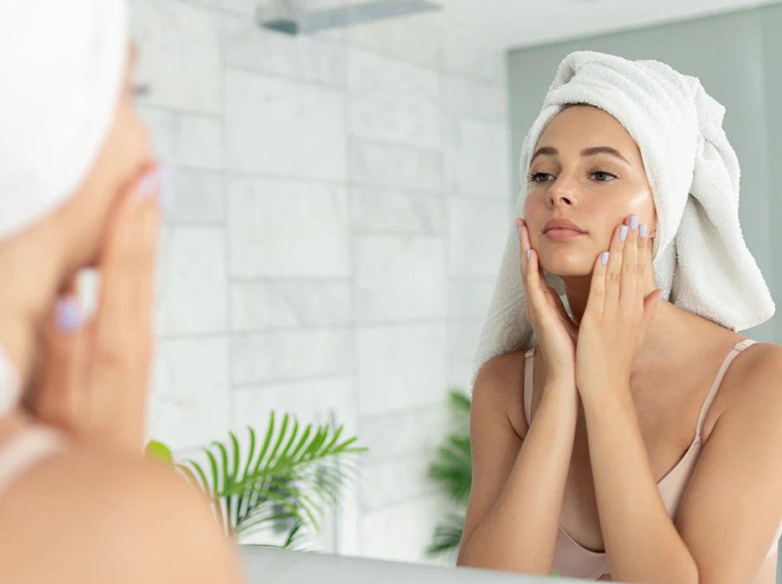 Sử dụng các đầu ngón tay vỗ nhẹ nhàng để kích thích các mao mạch