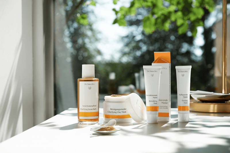 Đến từ Đức, Dr. Hauschka là thương hiệu mỹ phẩm sinh học nổi tiếng với triết lý nuôi dưỡng làn da dựa trên khả năng tự phục hồi tự nhiên