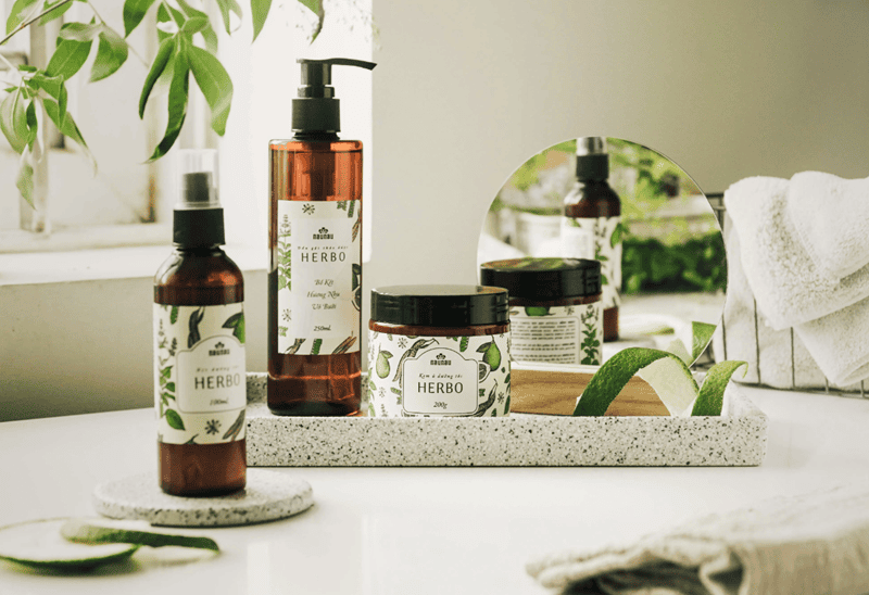 Nau Nau được sáng lập bởi bà Huỳnh Hải Yến, một trong những chuyên gia tiên phong trong lĩnh vực mỹ phẩm và hương liệu thủ công tại Việt Nam