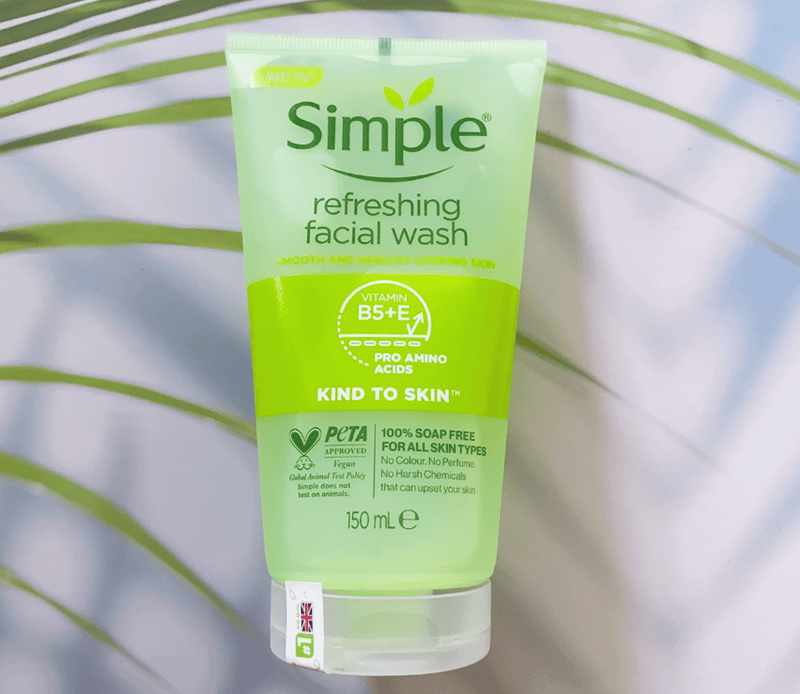 Simple Kind to Skin Refreshing Facial Wash Gel được nhiều người đánh giá cao nhờ bảng thành phần đơn giản, không chứa hương liệu hay chất tạo màu