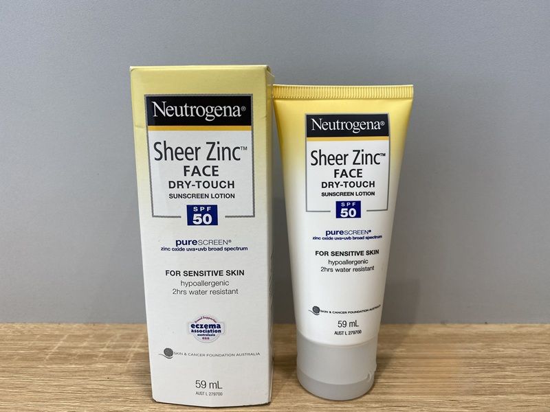 Neutrogena Sheer Zinc Dry-Touch SPF 50 nổi bật như một lựa chọn kem chống nắng thuần vật lý được nhiều người yêu thích
