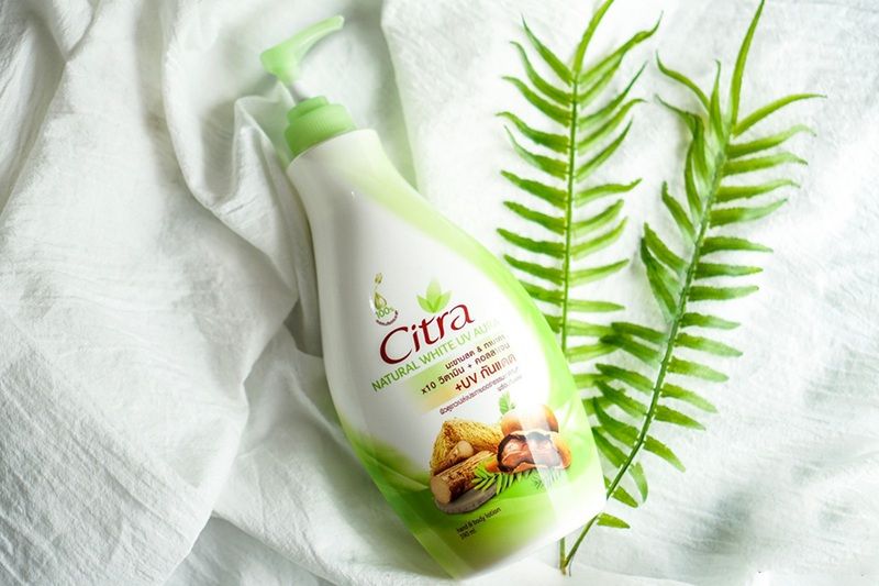 Citra Natural White UV Aura tập trung vào khả năng dưỡng sáng nhẹ và hỗ trợ chống nắng cơ bản
