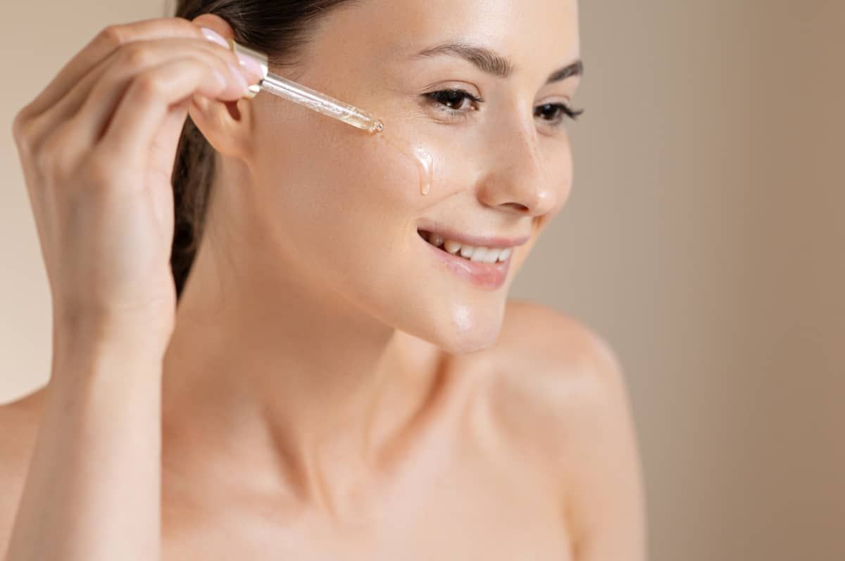 Duy trì quy trình skincare phù hợp hạn chế mụn