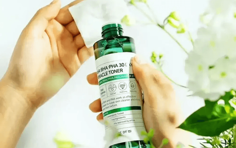 Toner Some By Mi AHA-BHA-PHA 30 Days Miracle giúp kháng khuẩn, làm dịu vùng da viêm, hỗ trợ phục hồi làn da tổn thương.