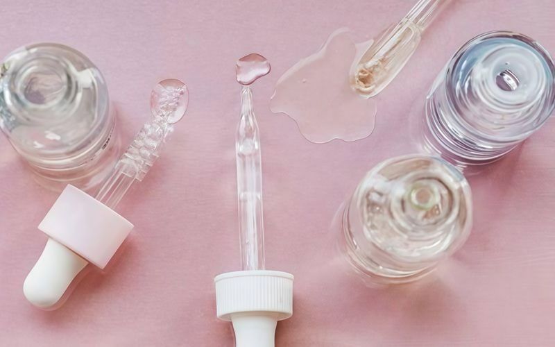 Nếu bạn thoa dầu dưỡng hoặc kem gốc dầu trước serum gốc nước, lớp dầu sẽ tạo thành một hàng rào vật lý