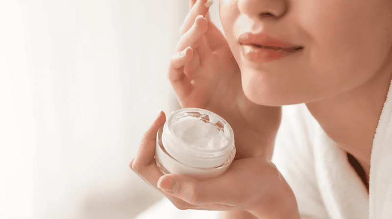 Các emollients hoạt động bằng cách tạo ra một lớp màng lipid mỏng trên bề mặt da, làm mềm và tăng cường độ dẻo dai cho da