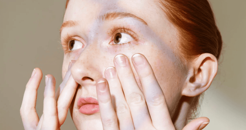 Với da khô, việc lựa chọn kem dưỡng ẩm vào mùa đông cần tập trung vào khả năng cấp ẩm sâu, khóa ẩm tốt để cải thiện tình trạng bong tróc, khô căng