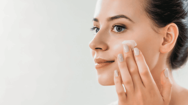 Nếu bạn sở hữu làn da nhạy cảm, da mụn, việc dưỡng ẩm vào mùa đông không chỉ nhằm cấp nước, mà còn cần đảm bảo da được bảo vệ và phục hồi an toàn