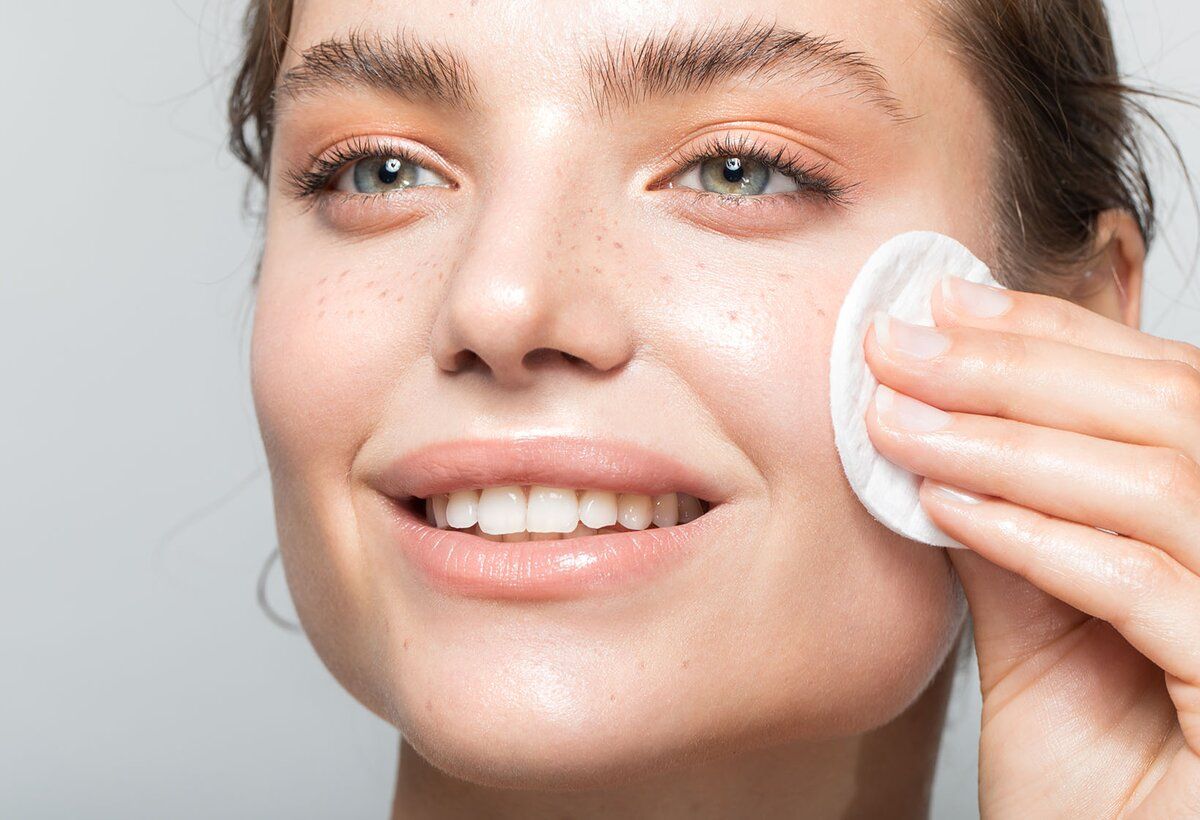 cách dùng nước tẩy trang hình 1.jpg