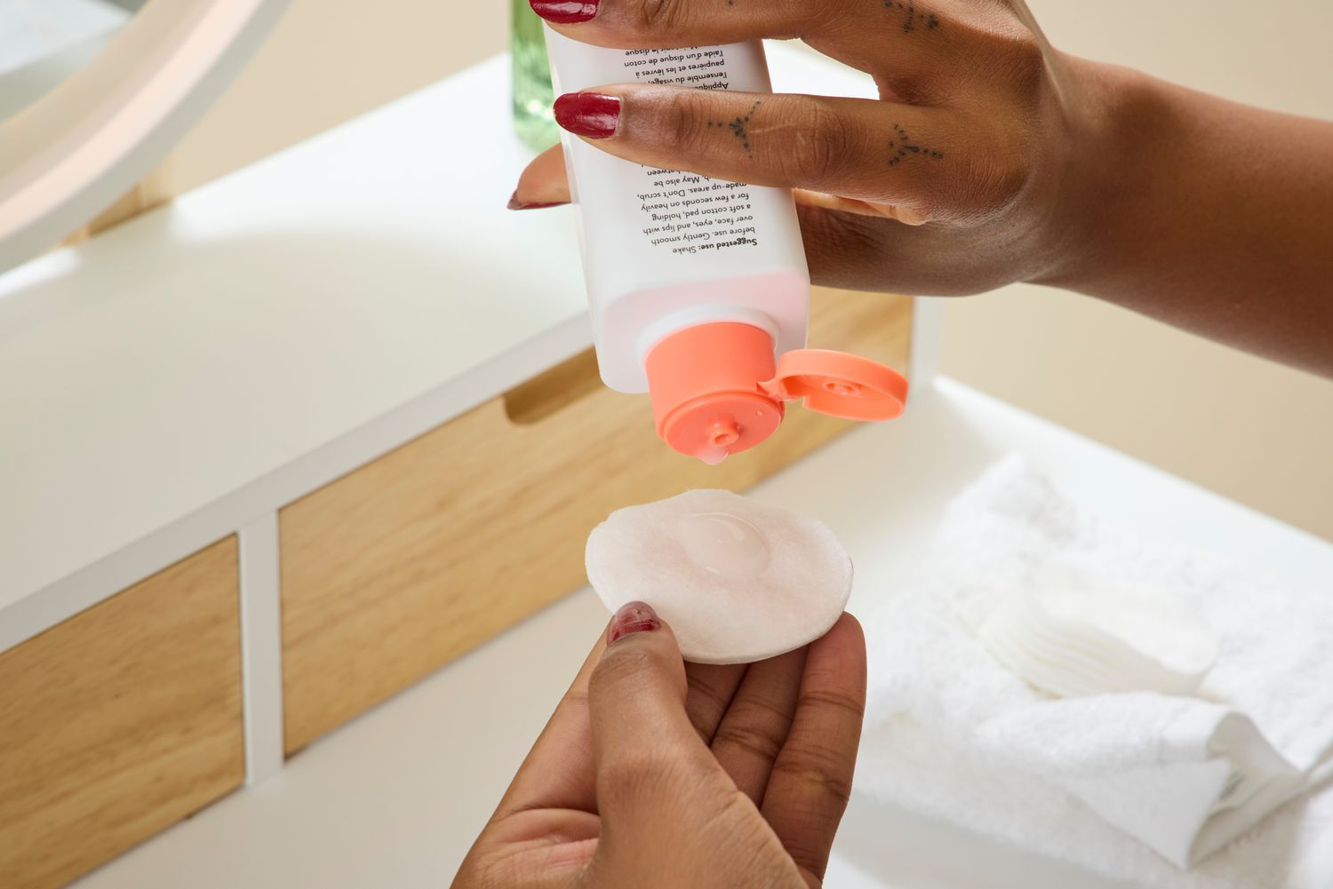 cách dùng nước tẩy trang hình 3.jpeg