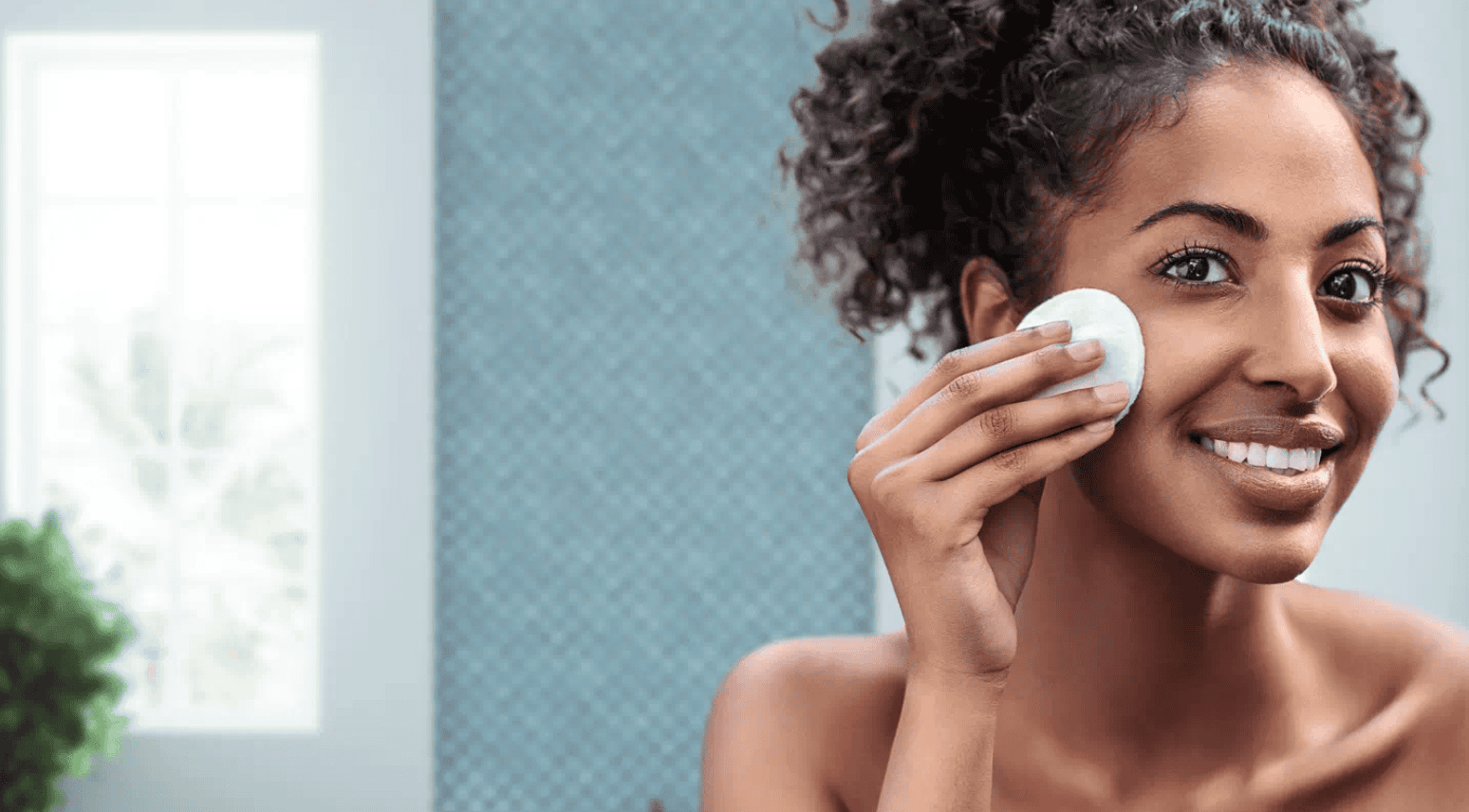 cách dùng nước tẩy trang hình 4.png