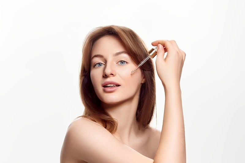 Không nên dùng chung Vitamin C và retinol trong cùng một lần thoa vì cả hai đều có tính acid, dễ gây kích ứng khi kết hợp