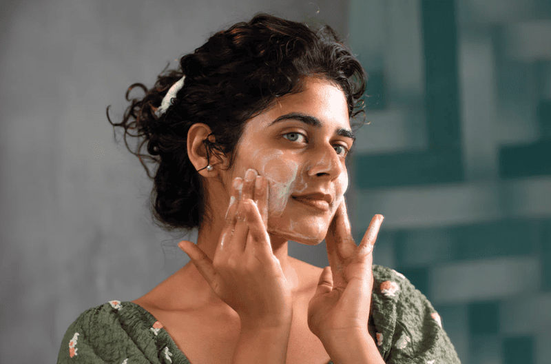 Bạn làm sạch lại da bằng sữa rửa mặt dịu nhẹ, tránh loại có độ pH cao để không làm khô da