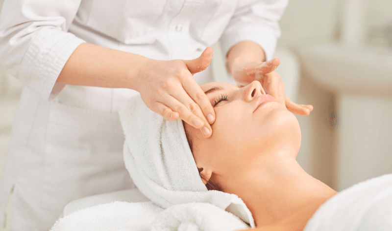 Massage mặt là một trong những cách tự nhiên nhất để giúp da tràn đầy sức sống