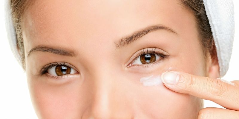 Để sử dụng dầu dừa cải thiện quầng thâm mắt, bạn có thể áp dụng linh hoạt nhiều cách khác nhau