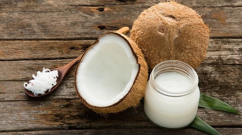 Hãy tránh để dầu dừa dính vào mắt