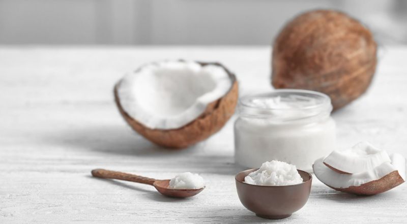 Dầu dừa chứa nhiều thành phần dinh dưỡng có lợi cho việc nuôi dưỡng lông mày