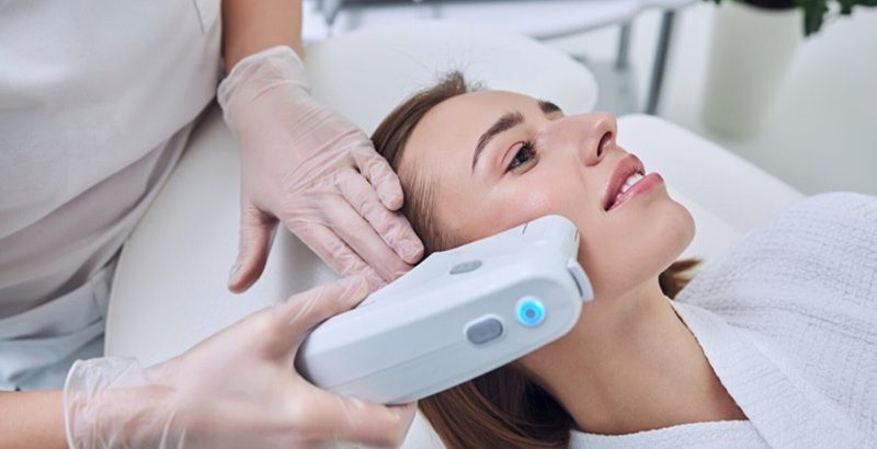 Các liệu pháp chăm sóc da chuyên nghiệp tại spa và clinic tác động trực tiếp đến độ mịn màng của làn da