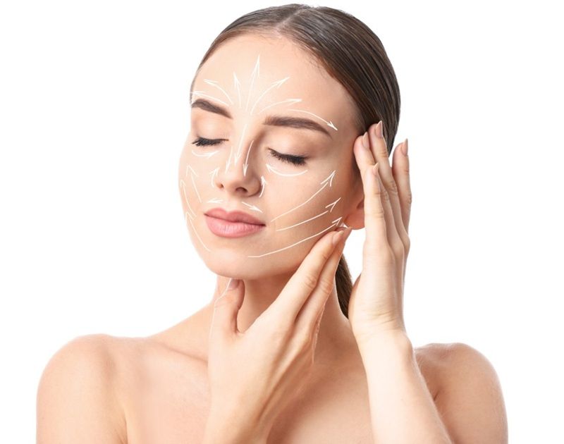 Massage da mặt kích thích sản sinh collagen tự nhiên