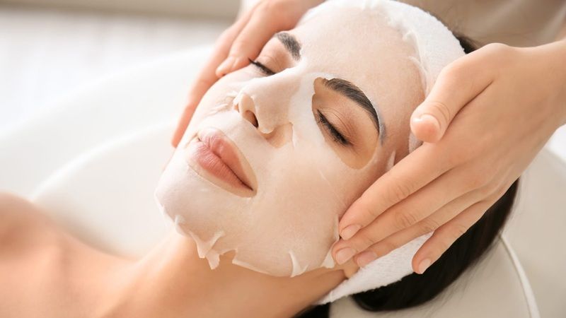 Đắp mặt nạ giúp da dễ dàng hấp thụ những phân tử hoạt chất có kích thước lớn