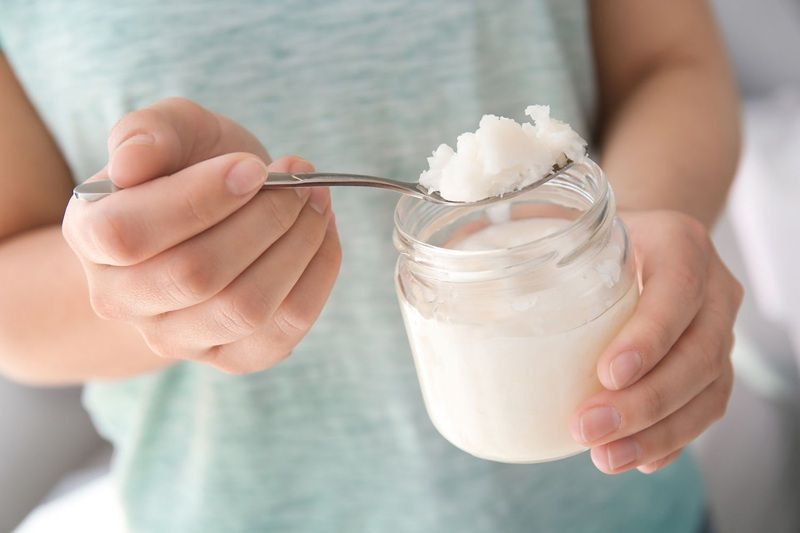 Bạn hãy làm mỹ phẩm từ dầu dừa nguyên chất