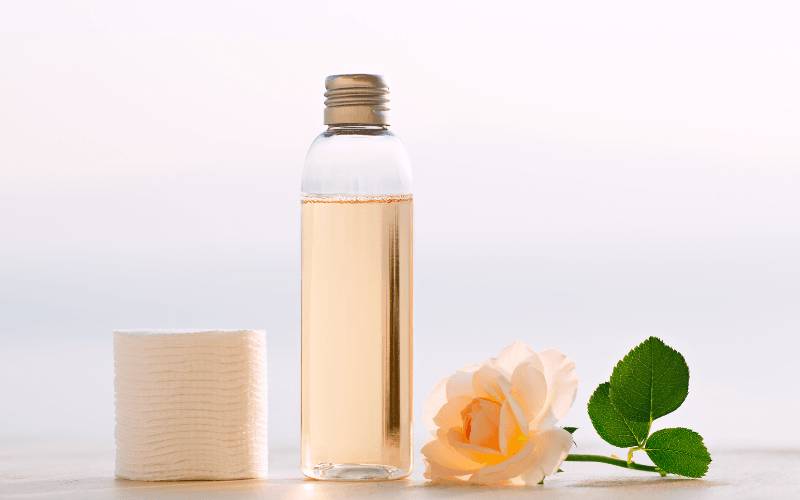 công thức làm nước hoa hồng cổ điển nhất, mang hương thơm dễ chịu và tác dụng dưỡng ẩm, làm mềm, giúp da sáng hồng tự nhiên