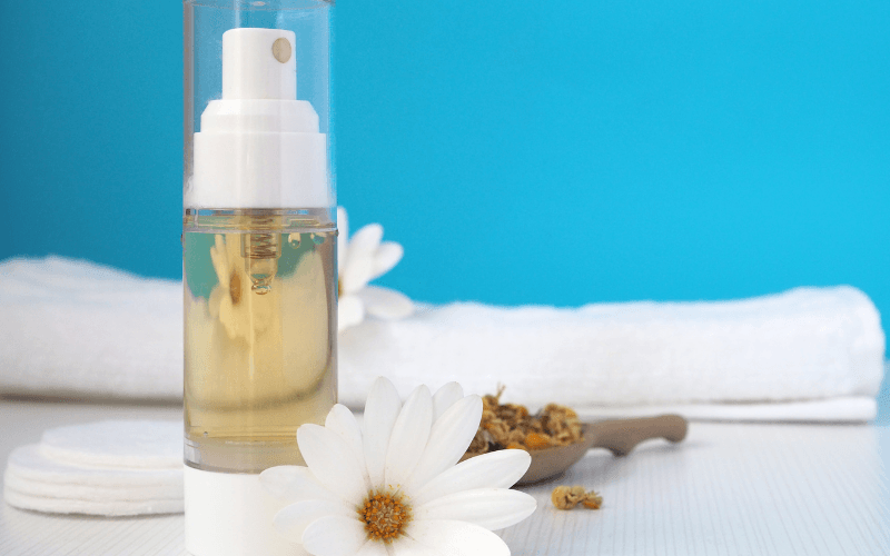 Nước hoa hồng làm từ hoa cúc với khả năng làm dịu da, kháng viêm và giảm kích ứng, đặc biệt phù hợp với da nhạy cảm