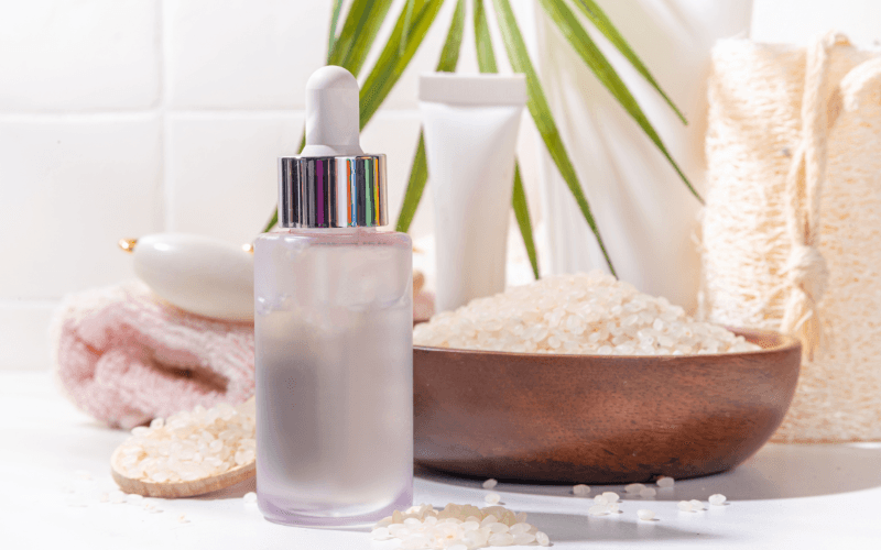 nước hoa hồng từ gạo giúp làm sáng da, giảm thâm nám và cung cấp độ ẩm nhẹ nhàng