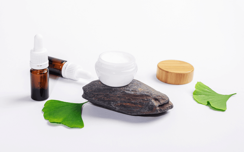 Sự kết hợp giữa rau má và trà xanh tạo nên một loại toner vừa giàu dưỡng chất vừa có khả năng chống oxy hóa mạnh mẽ