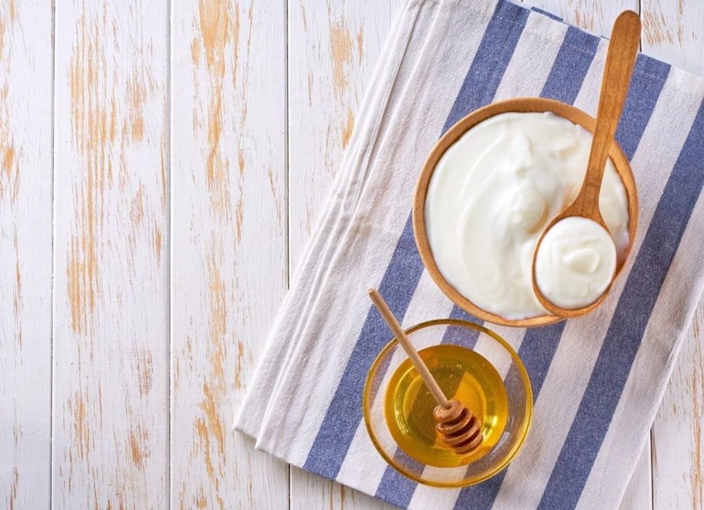 Trộn đều sữa chua và mật ong theo tỷ lệ 2:1