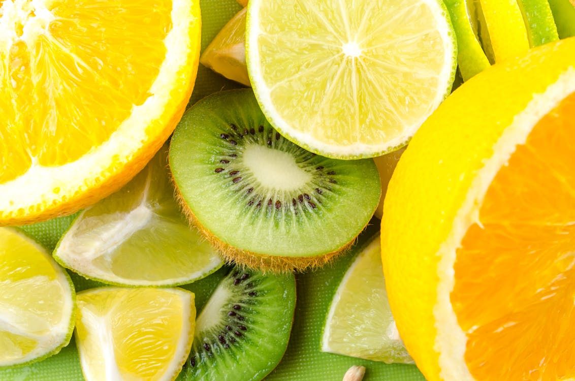  Bạn nên ăn nhiều các loại quả như cam, kiwi, ổi