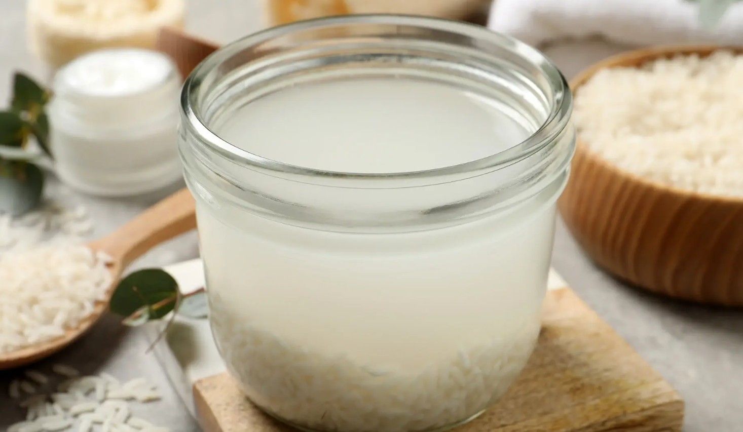 Vitamin B1 và Inositol trong nước vo gạo làm mịn bề mặt da