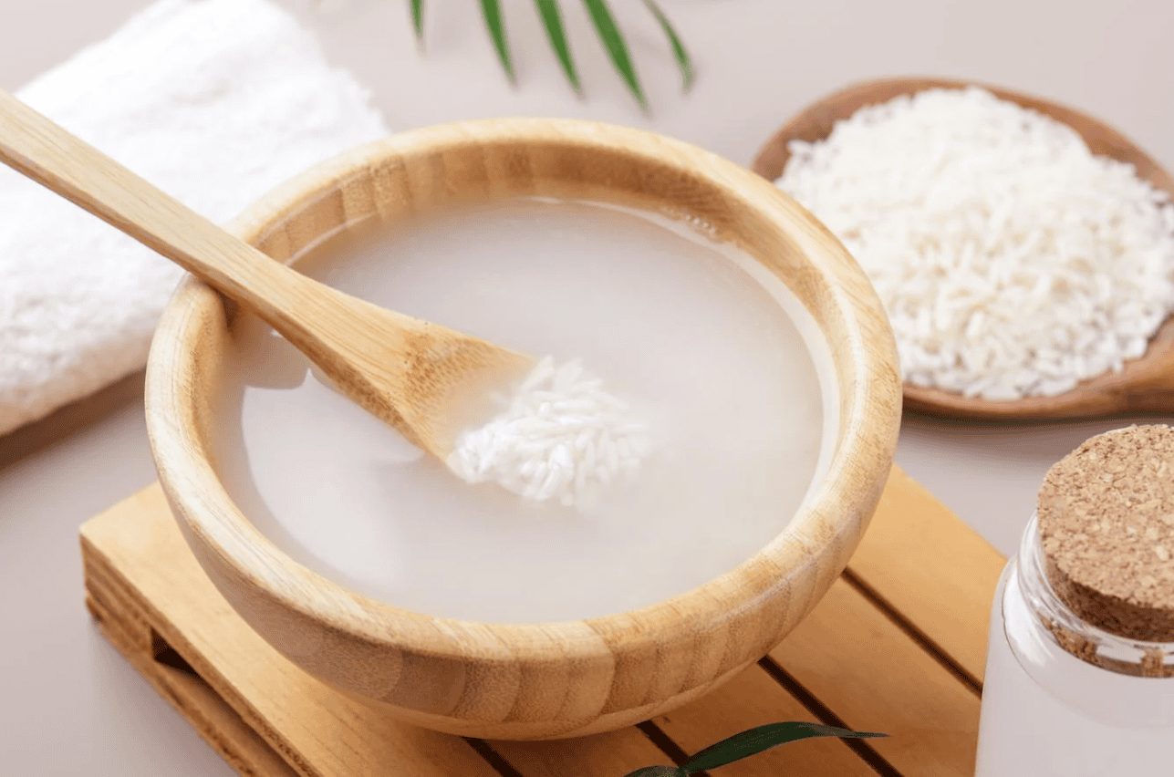cách rửa mặt bằng nước vo gạo hình 7.png