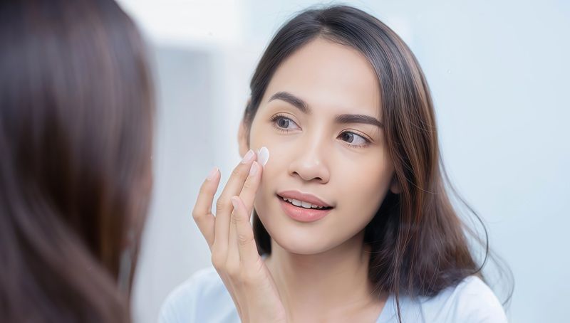 Mặt nạ ngủ nên dùng sau kem dưỡng ẩm (và các sản phẩm đặc trị khác) để khóa chặt dưỡng chất