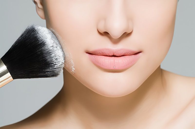 Là một sản phẩm không thể thiếu trong mùa đông, phấn phủ giúp kiểm soát dầu thừa mà không làm mất đi độ ẩm tự nhiên của da