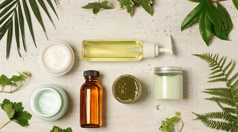 Với bước làm sạch, bạn cần chọn sữa rửa mặt có thể làm sạch sâu lỗ chân lông, loại bỏ dầu thừa