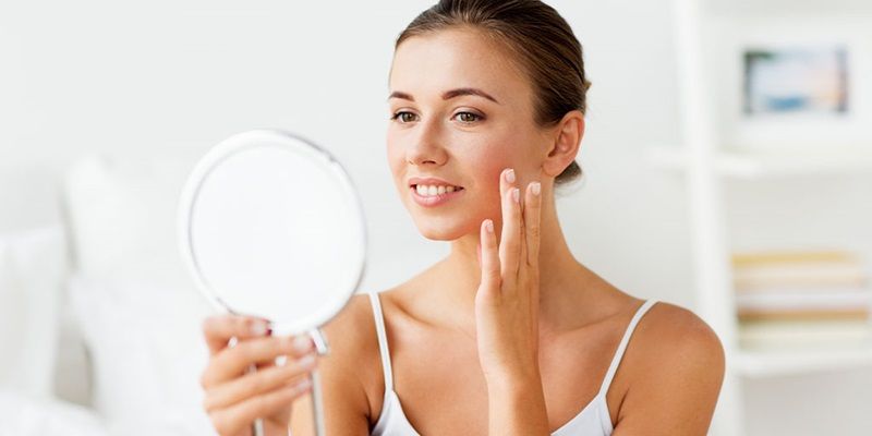 Bạn nên thăm khám bác sĩ để điều trị sẹo lâu năm trên mặt hiêu quả