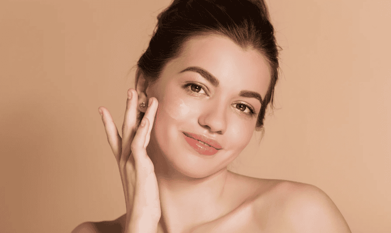 Khi da thiếu ẩm, tuyến bã nhờn có thể phản ứng bằng cách sản xuất nhiều dầu hơn để cố gắng bù đắp lượng nước đã mất