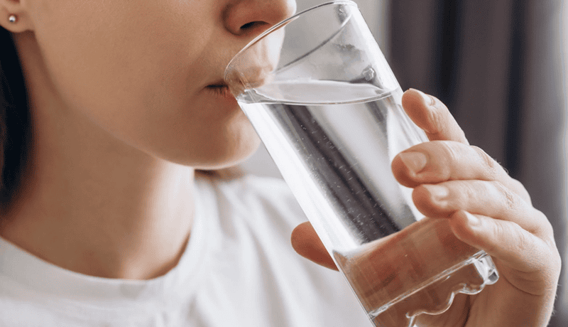 ơ thể cần được nạp lượng nước phù hợp mỗi ngày để duy trì độ ẩm cho các lớp biểu bì