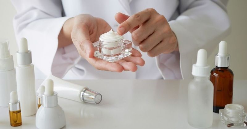 Đối với làn da nhạy cảm, điều quan trọng nhất là bạn cần chọn sản phẩm có công thức lành tính, không chứa hương liệu, cồn hay các chất dễ gây kích ứng