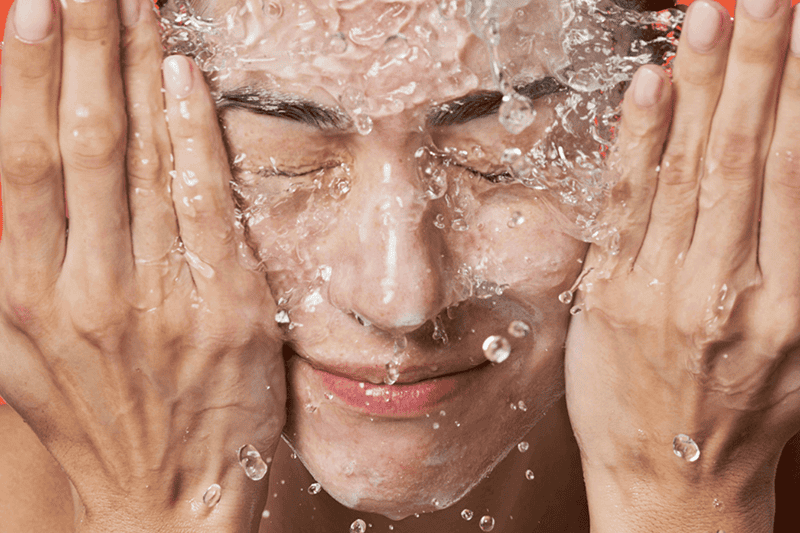 Bạn hãy ưu tiên các loại sữa rửa mặt có công thức cấp ẩm, dạng kem hoặc gel, ít tạo bọt để tránh làm khô da vào mùa đông