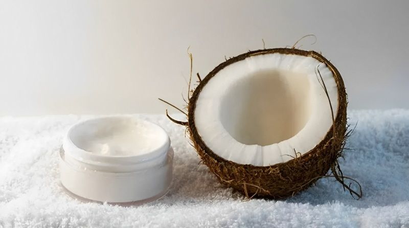 Dù rất lành tính, dầu dừa vẫn là liệu pháp hỗ trợ chứ không phải thuốc trị dứt điểm chàm sữa