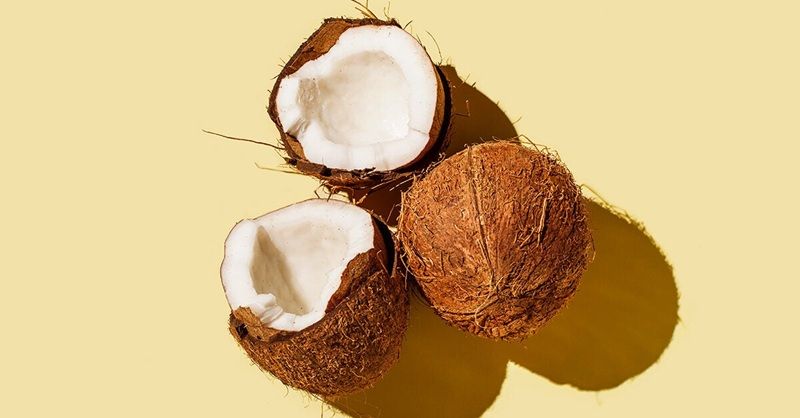 Mẹ nên lưu ý về tần suất cùng thời điểm thoa dầu dừa