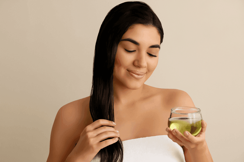 Ủ tóc bằng dầu dừa nguyên chất là phương pháp cơ bản, đơn giản nhưng lại vô cùng hữu hiệu để dầu dừa phát huy tối đa công dụng