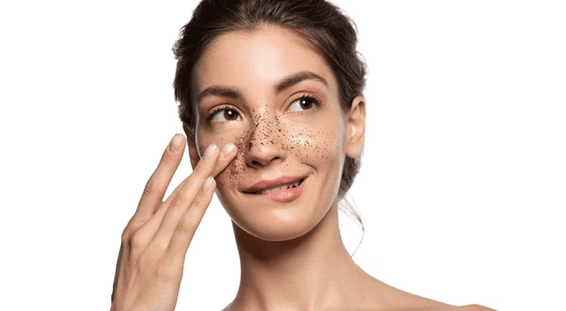 Tẩy da chết vật lý là phương pháp sử dụng các hạt nhỏ li ti hoặc dụng cụ chuyên dụng để chà xát nhẹ nhàng trên bề mặt da