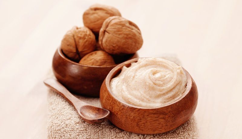 Mặc dù mùa đông da ít đổ dầu hơn, nhưng da dầu vẫn cần được tẩy tế bào chết 1-2 lần/tuần để ngăn ngừa tắc nghẽn lỗ chân lông và mụn